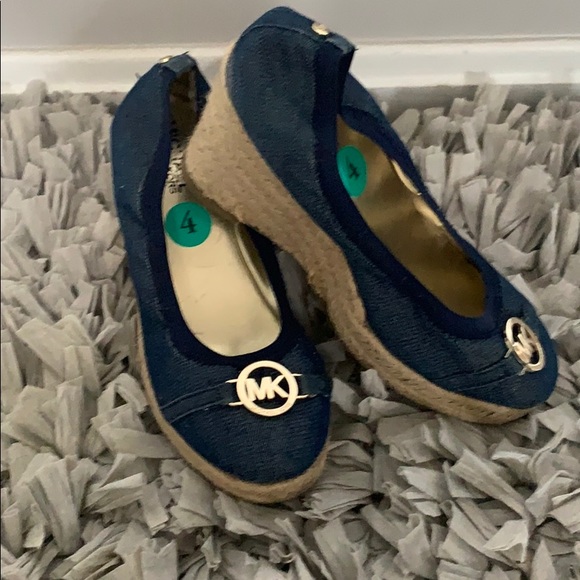 MK Denim w/straw style bottoms wedges - Picture 3 of 6